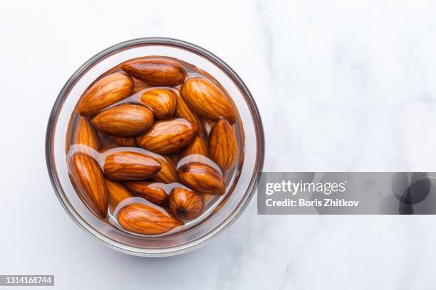 soaked almonds. - durchnässt stock-fotos und bilder