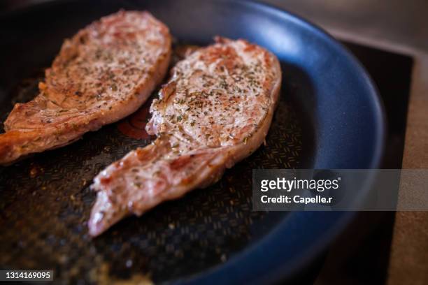 nourriture - viande de porc grillé - porc viande stock pictures, royalty-free photos & images