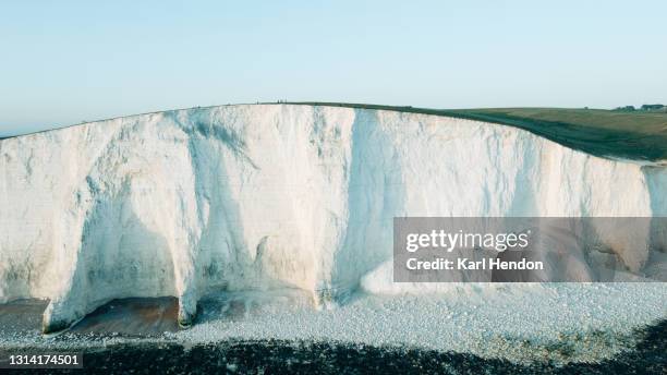 a daytime view of the seven sisters cliffs on the east sussex coast - stock photo - seven sisters acantilado fotografías e imágenes de stock