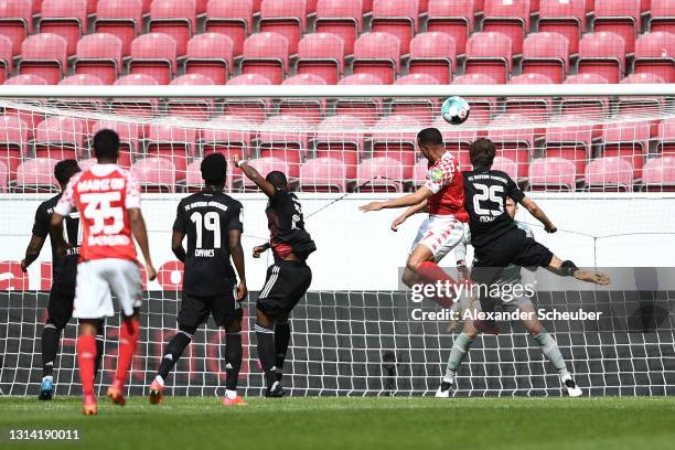 Robin Quaison of 1.FSV Mainz 05 scores their team's second goal during the Bundesliga match between 1. FSV Mainz 05 and FC Bayern Muenchen at Opel...