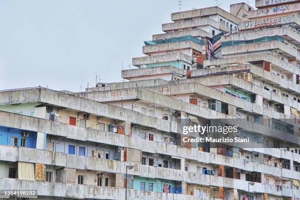 front on view of apartments - suburb foto e immagini stock