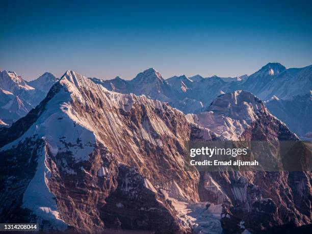 mesmerizing view of snowcapped mount everest, panoramic everest flight, kathmandu, nepal - kathmandu tal stock-fotos und bilder