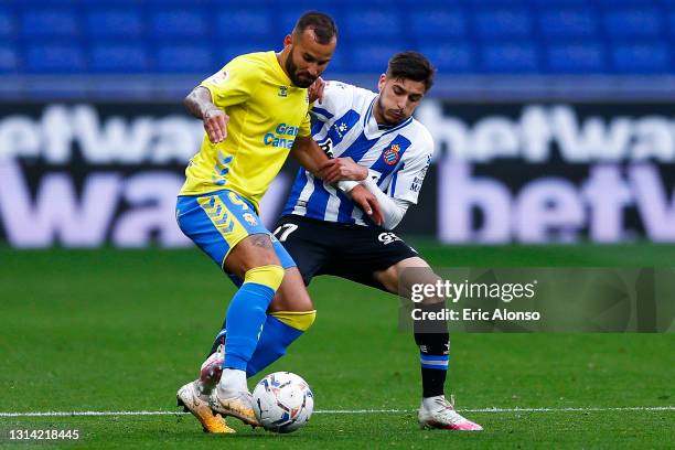 Jese Rodriguez of UD Las Palmas challenges for the ball against Oscar Gil of RCD Espanyol during the Liga Smartbank match betwen RCD Espanyol de...