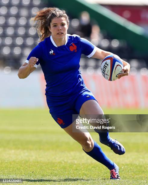Cyrielle Banet of France runs with the ball during the Women's Six Nations match between England and France at Twickenham Stoop on April 24, 2021 in...