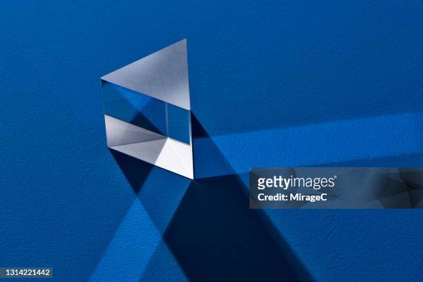 triangular prism refracting light beam - prisma stock-fotos und bilder