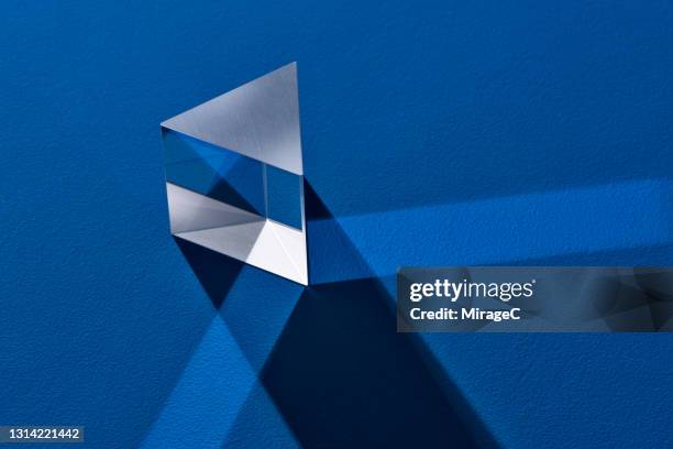 triangular prism refracting light beam - prism photos et images de collection