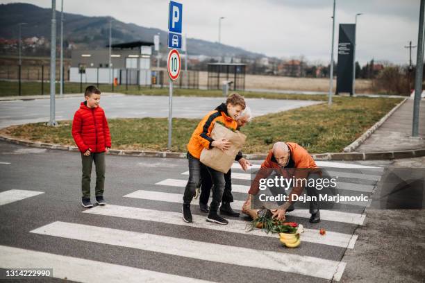 zebrapad - woman hand crossed stockfoto's en -beelden