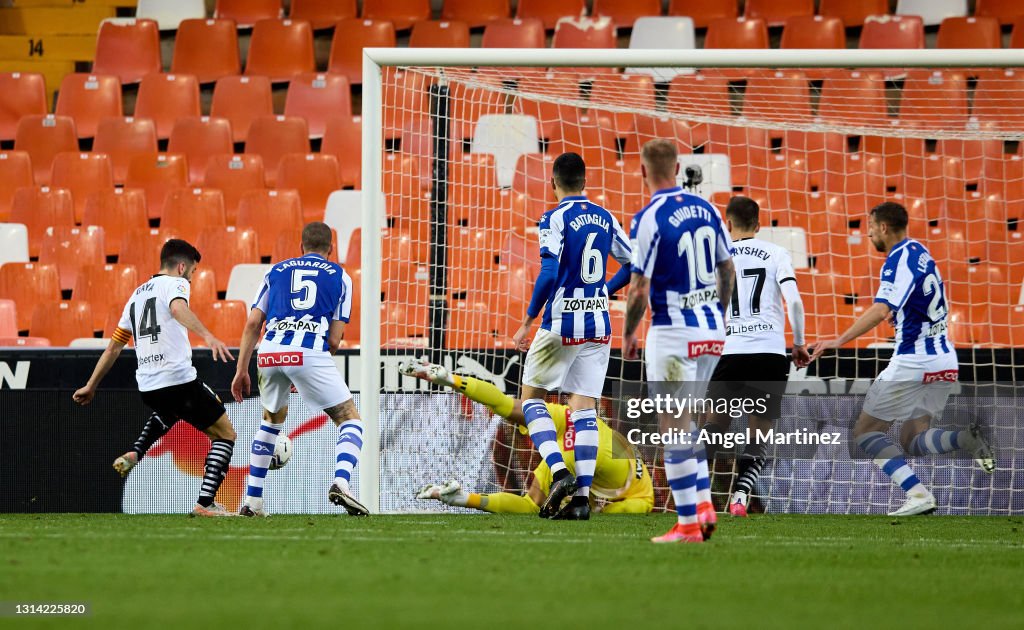 Valencia CF v Deportivo Alavés - La Liga Santander