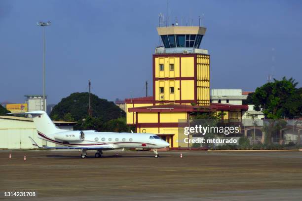 conakry international airport - verkeerstoren en gulfstream g450, guinee - conakry stockfoto's en -beelden