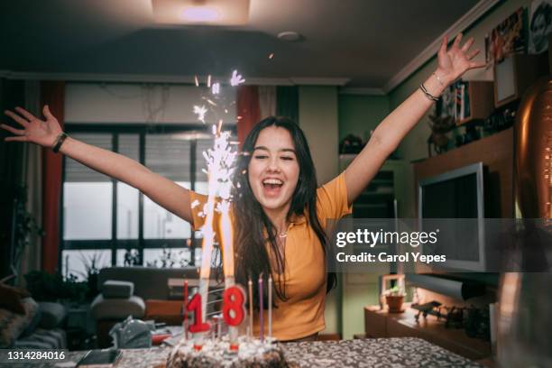 latina teenager celebrating her 18 birthday at home - 18 19 años fotografías e imágenes de stock