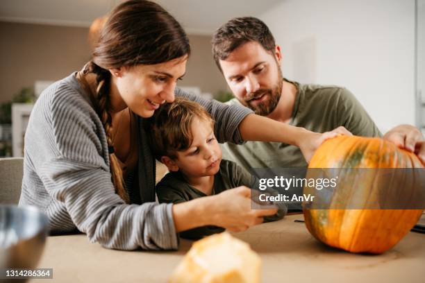 familjepumpa carving för haloween - carving craft activity bildbanksfoton och bilder