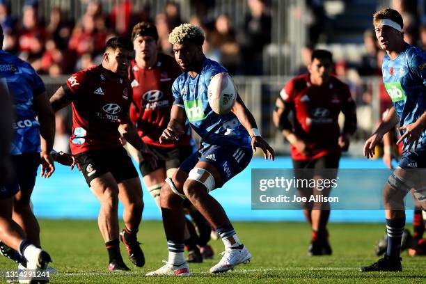 Hoskins Sotutu of the Blues passes the ball during the round nine Super Rugby Aotearoa match between the Crusaders and the Blues at Orangetheory...