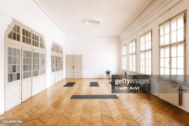 hochwinkelaufnahme eines hellen yoga-studios - fitnessraum stock-fotos und bilder