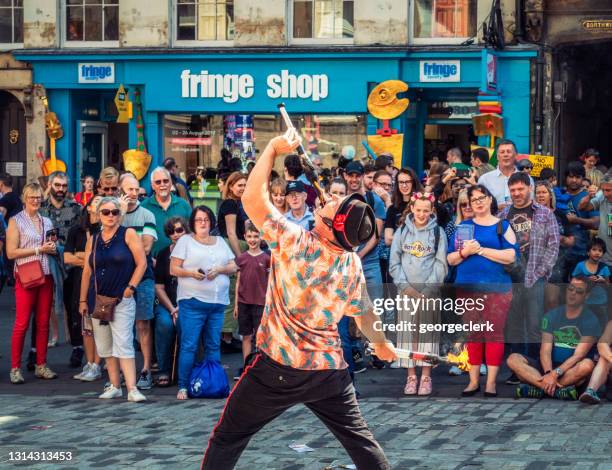 feuer essen straße performer während edinburgh festival - edinburgh international book festival stock-fotos und bilder