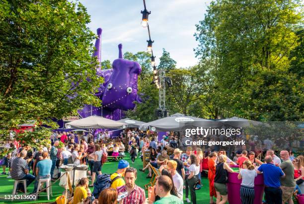 genieten van het edinburgh festival fringe - edinburgh fringe stockfoto's en -beelden