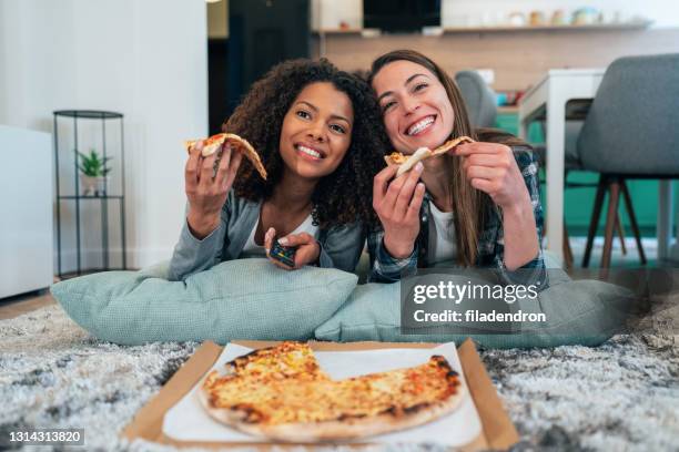 pizza-zeit - girlfriends films stock-fotos und bilder