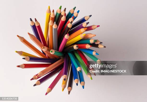 top view of colored pencils, forming a circle. - lapices de colores fotografías e imágenes de stock