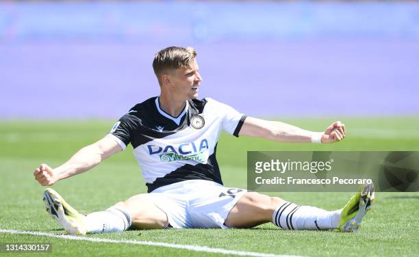 Jens Stryger Larsen of Udinese Calcio celebrates after scoring their side's third goal during the Serie A match between Benevento Calcio and Udinese...