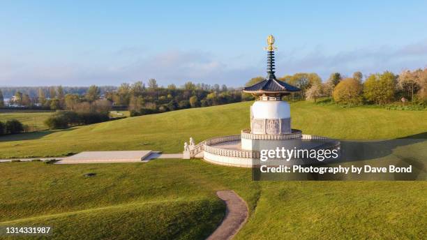 the beautiful peace pagoda from the air - milton keynes stockfoto's en -beelden