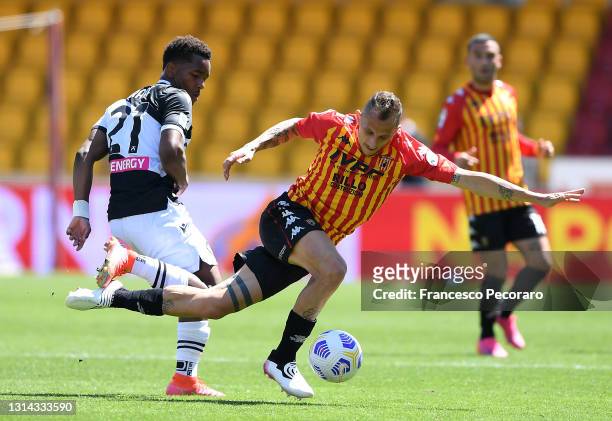 Riccardo Improta of Benevento Calcio is challenged by Jayden Braaf of Udinese Calcio during the Serie A match between Benevento Calcio and Udinese...