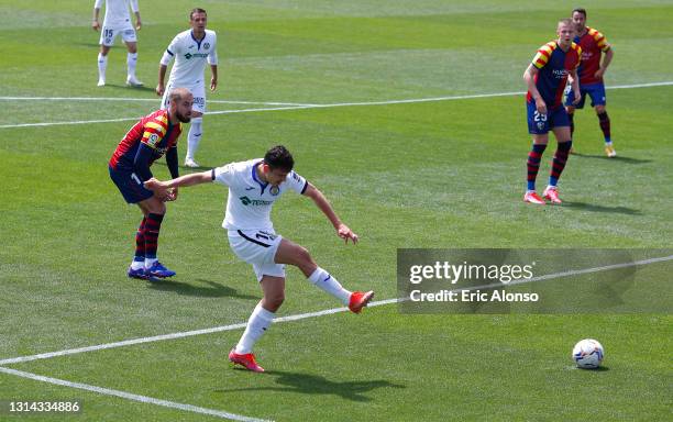 Enes Uenal of Getafe CF scores their side's first goal during the La Liga Santander match between SD Huesca and Getafe CF at Estadio El Alcoraz on...