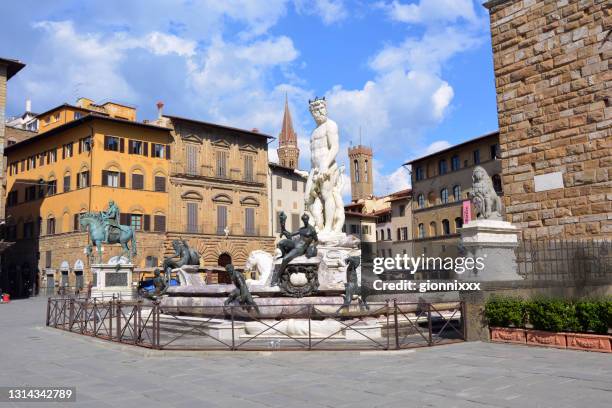 fontein van neptunus, piazza della signoria, florence, italië - piazza della signoria stockfoto's en -beelden