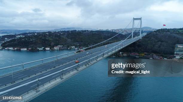 sospensioni ponte traffico veicolo vista aerea - contemporary istanbul foto e immagini stock