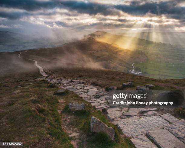 spectacular sunrise from mam tor, derbyshire, peak district. uk - mam tor stock-fotos und bilder