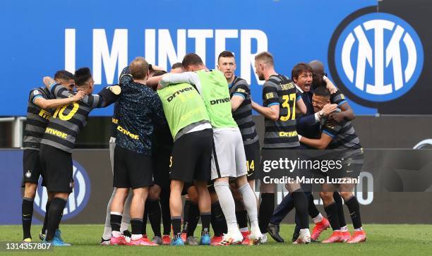 Matteo Darmian of FC Internazionale celebrates with team mates and Antonio Conte , Head Coach of FC Internazionale after scoring the opening goal...