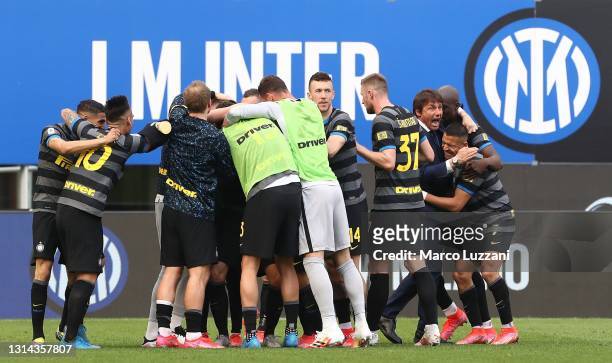 Matteo Darmian of FC Internazionale celebrates with team mates and Antonio Conte , Head Coach of FC Internazionale after scoring the opening goal...