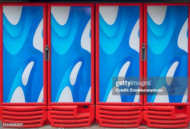 closed commercial refrigerators in a row. - réfrigérateur fermé photos et images de collection