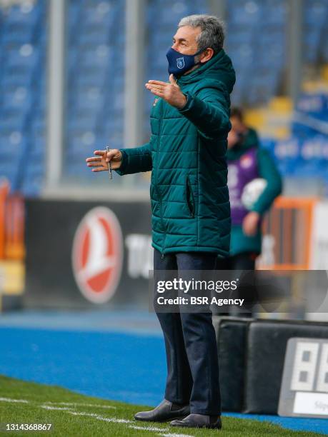 Coach Aykut Kocaman of Istanbul Basaksehir during the Super Lig match between Istanbul Basaksehir and Alanyaspor at Basaksehir Fatih Terim Stadium on...