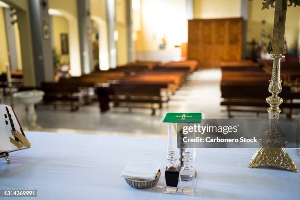 interior of a church seen from the altar - capilla fotografías e imágenes de stock