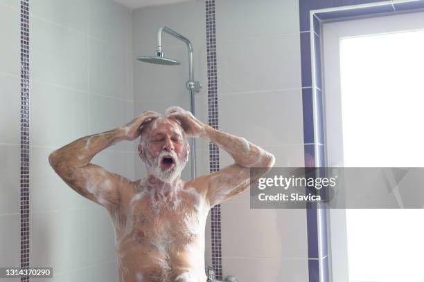 hogere mens die in de ochtend douchet - hairy old man stockfoto's en -beelden