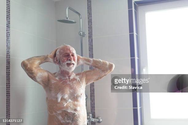 senior mann duschen am morgen - men taking shower stock-fotos und bilder