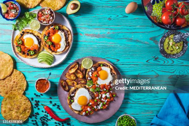 huevos rancheros och huevos motulenos är mexikansk äggfrukost med pico de gallo och guacamole - mexican rustic bildbanksfoton och bilder