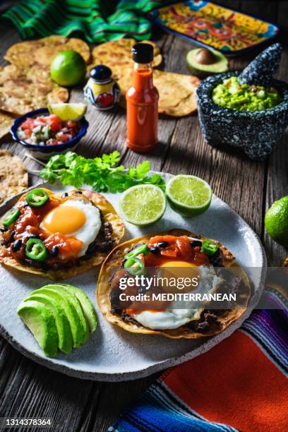 huevos rancheros son desayuno de huevos rancheros mexicanos con pico de gallo y guacamole - huevos-rancheros fotografías e imágenes de stock