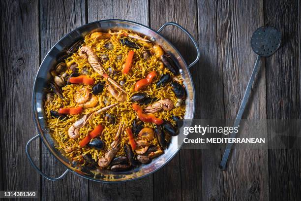 receta de fideua fideua de padegua de mariscos de españa en una sartén de paellera - cultura española fotografías e imágenes de stock