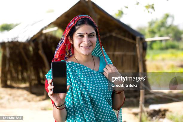 indian woman showing mobile phone - indian women stock pictures, royalty-free photos & images