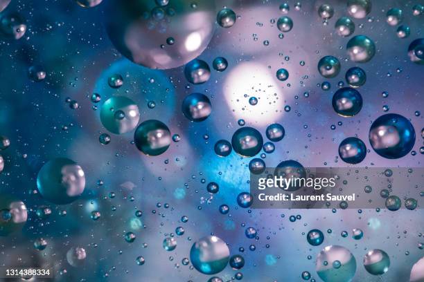 blue oil and water drops abstract background - laurent sauvel photos et images de collection