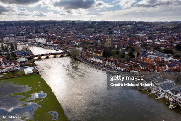 aerial view of henley-on-thames from a drone. - henley on thames stockfoto's en -beelden