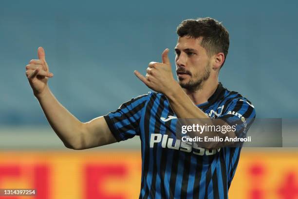 Remo Freuler of Atalanta BC celebrates after scoring their team's third goal during the Serie A match between Atalanta BC and Bologna FC at Gewiss...