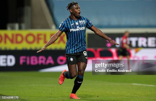 Duvan Zapata of Atalanta BC celebrates after scoring their team's fourth goal during the Serie A match between Atalanta BC and Bologna FC at Gewiss...