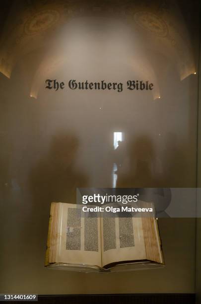 library of congress guttenberg bible - biblia de gutenberg fotografías e imágenes de stock