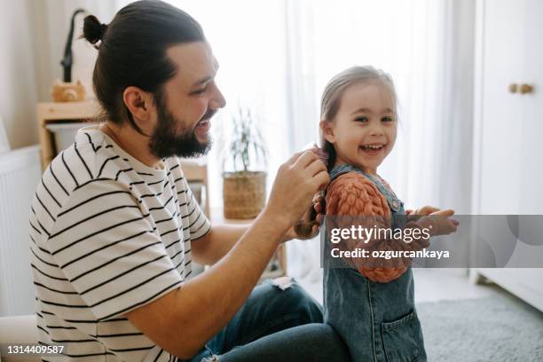 responsible good father braiding little daughters hair, preparations for school - acessório de cabelo imagens e fotografias de stock