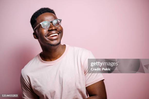 sonreír siempre - camisa negra fotografías e imágenes de stock