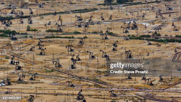 aerial california, kern county, oildale,climate change, oil drilling, fracking, fossil fuel moratorium 2024 govern newsom phased out 2045 - bakersfield stock-fotos und bilder