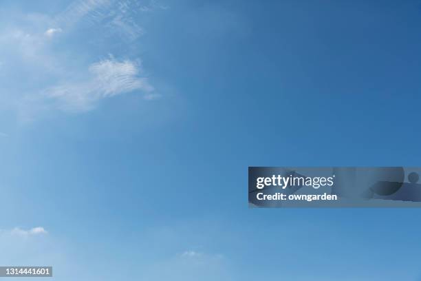 landscape of the clear sky - ciel bleu soleil photos et images de collection