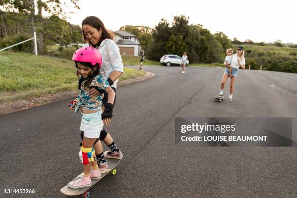 c'mon everyone, one more skate - showus family stock pictures, royalty-free photos & images