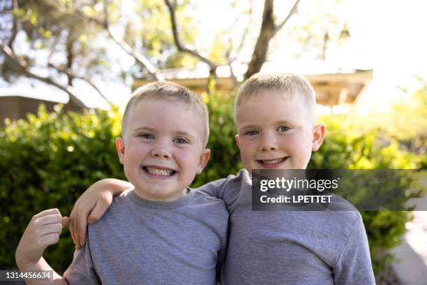 identical twin boys - identical twin stock pictures, royalty-free photos & images